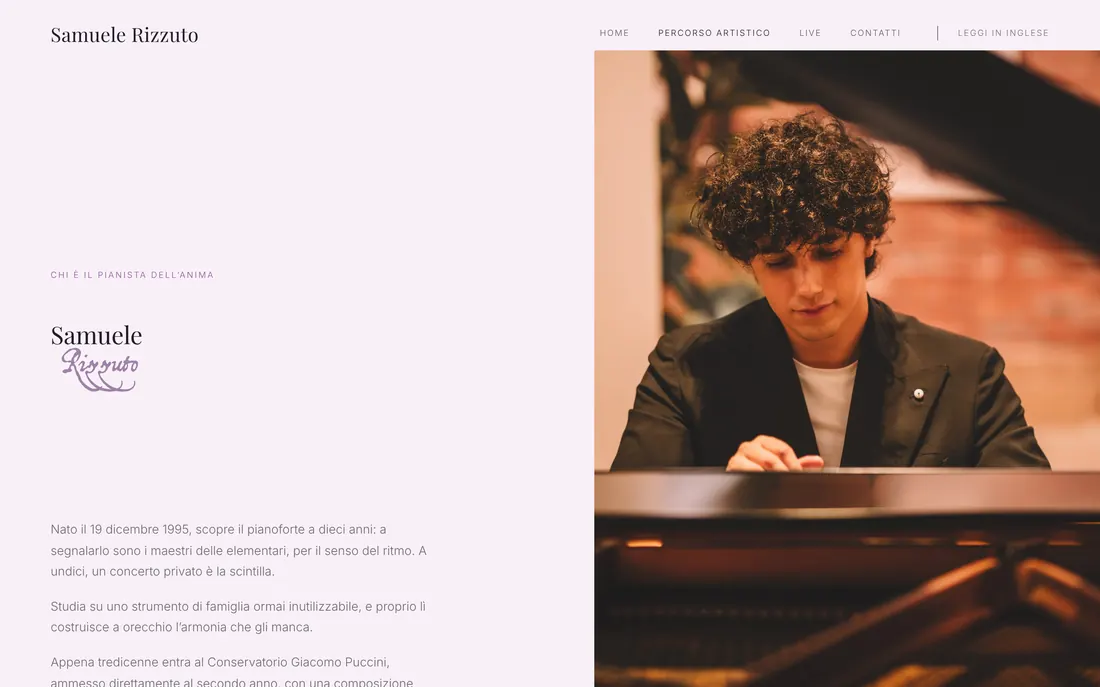 La pagina del percorso artistico: la biografia in colonna stretta accanto al ritratto al pianoforte